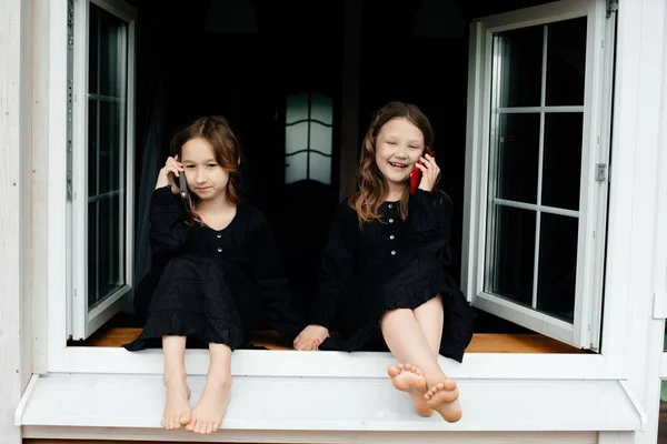 Niñas Con Vestidos Negros Están Sentadas Alféizar Ventana Casa Verano —  Fotos de Stock