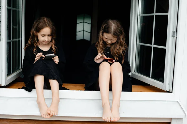 Niñas Con Vestidos Negros Están Sentadas Alféizar Ventana Casa Verano —  Fotos de Stock