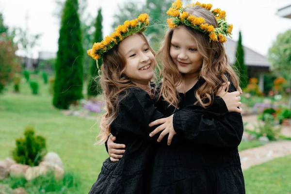 Meninas Abraçam Sorrindo Suas Cabeças Coroas Dentes Leão Fundo Está — Fotografia de Stock