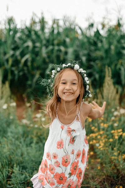 Маленька Усміхнена Брюнетка Сукні Позує Тлі Кукурудзяного Поля Літній Сонячний — стокове фото