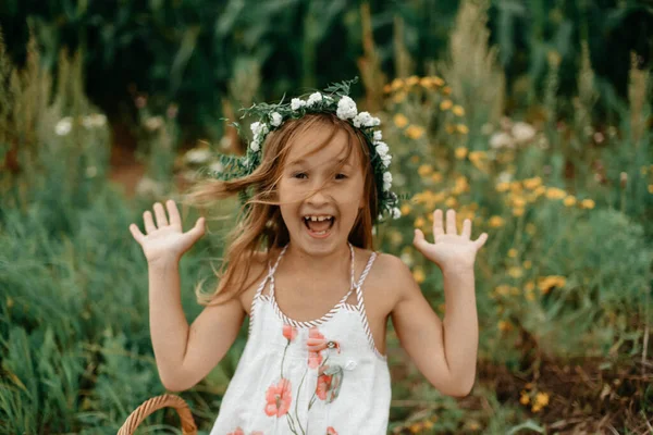 Niña Morena Sonriente Vestido Con Una Cazuela Las Manos Posando —  Fotos de Stock