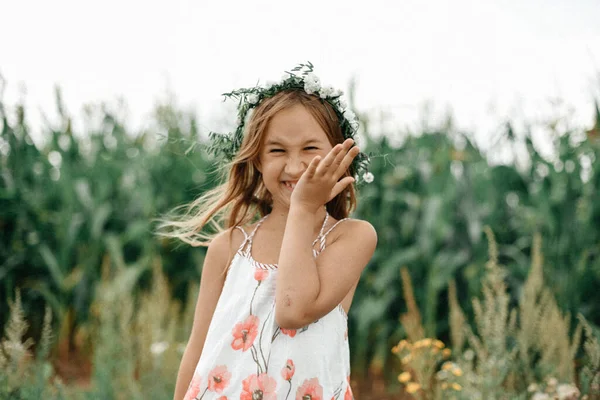 Niña Morena Sonriente Vestido Posando Fondo Campo Maíz Día Soleado — Foto de Stock