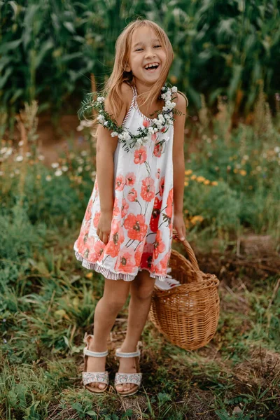 Niña Morena Sonriente Vestido Con Una Cazuela Las Manos Posando — Foto de Stock