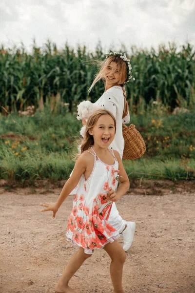 Mamma Vit Klänning Med Sin Dotter Nära Ett Majsfält Leker — Stockfoto