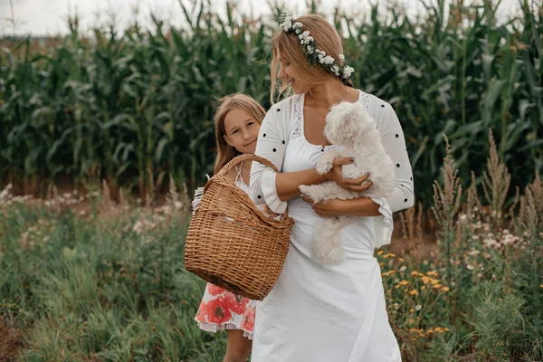 Uma Jovem Mãe Vestido Branco Com Uma Cesta Filhote Cachorro — Fotografia de Stock