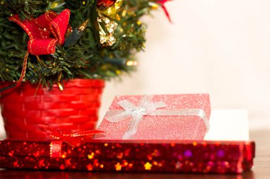 Noel arka plan ile dekore edilmiş ağaç ve yeni yıl kartı