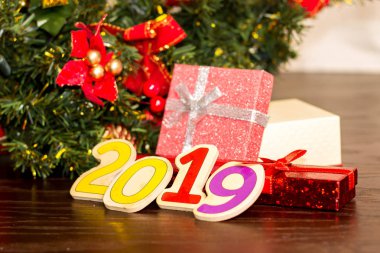 Noel arka plan ile dekore edilmiş ağaç ve yeni yıl kartı