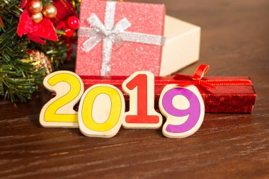 Noel arka plan ile dekore edilmiş ağaç ve yeni yıl kartı