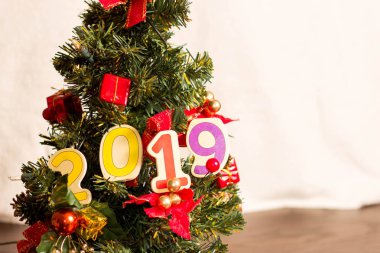 Noel arka plan ile dekore edilmiş ağaç ve yeni yıl kartı