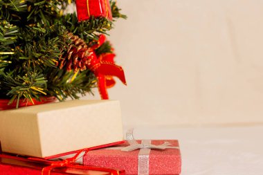 Noel arka plan ile dekore edilmiş ağaç ve yeni yıl kartı