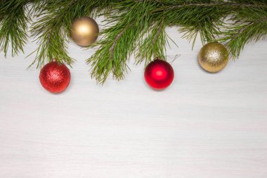 Glitter bokeh arka plan bulanık kar ile Noel ağacına beyaz dekoratif topa. Neşeli Noel kartı. Kış xmas tema. Yeni Yılınız Kutlu Olsun.