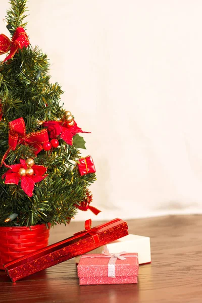 Noel Arka Plan Ile Dekore Edilmiş Ağaç Yeni Yıl Kartı — Stok fotoğraf