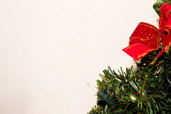 Noel Arka Plan Ile Dekore Edilmiş Ağaç Yeni Yıl Kartı — Stok fotoğraf