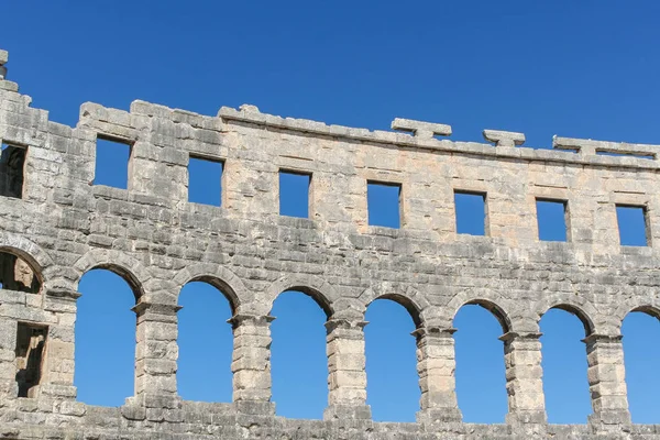 Parede Antigo Anfiteatro Romano Com Janelas Arqueadas Fundo Céu Azul — Fotografia de Stock