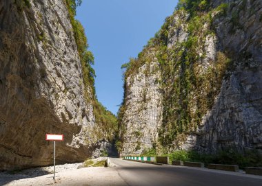 Bir derin kanyon dipte yol gider