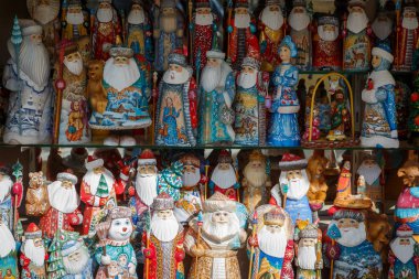 Yabancı turistler beklentisiyle deposundaki rafta çok Rus renkli bebek - Noel Baba, kar genç kızları, snowmens standı