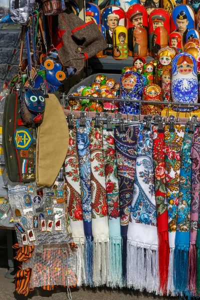 Lembranças Russas Como Xales Coloridos Cachecóis Matryoshkas Pintados Pequenos Sacos — Fotografia de Stock