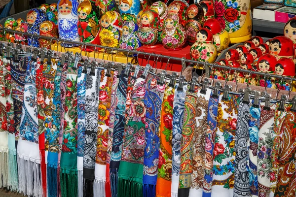 Muitos Lenços Tecido Multicoloridos Bonecas Pintadas Matryoshkas Assim Chamadas Lembranças — Fotografia de Stock