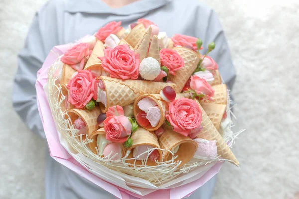 Menina Segura Suas Mãos Buquê Original Composto Por Flores Rosa — Fotografia de Stock