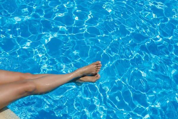 Hermosas Piernas Femeninas Quemadas Por Sol Una Piscina Turquesa — Foto de Stock