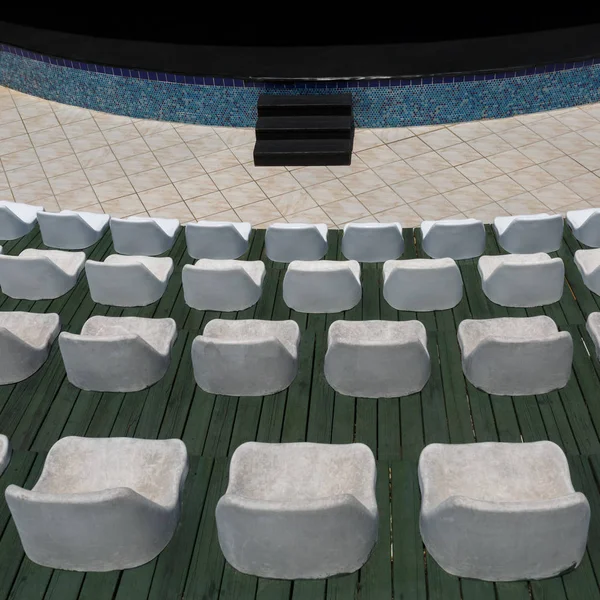 Σειρές Από Λευκές Καρέκλες Και Ένα Στάδιο Ένα Υπαίθριο Αμφιθέατρο — Φωτογραφία Αρχείου