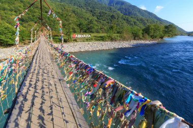 Abhazya, Gürcistan, 16 Eylül 2017: dağ nehri Abhazya'da uzun yaya köprüsü