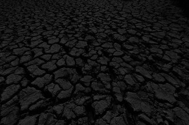 Derin çatlaklar karanlıkta siyah arazi, humus, kaplı