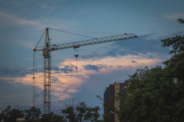 Gün batımında mavi gökyüzü arka plan üzerinde yalnız yüksek vinç