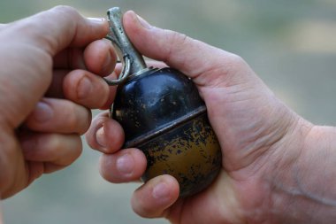 Erkekler elinde anti-personel mayın el bombası yakın çekim