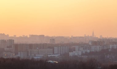 Moskova konut ve ticari binalarda günbatımında bir arka plan ya da arka plan olarak bir sürü