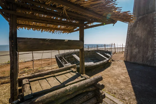 Ξύλινα Καλά Παλιά Ιερές Τρύπες Βάρκα Στην Παραλία Μια Ηλιόλουστη — Φωτογραφία Αρχείου