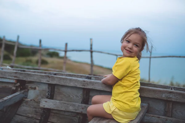 Portrét Usmívající Dívka Sedící Staré Lodi Letní Večer — Stock fotografie