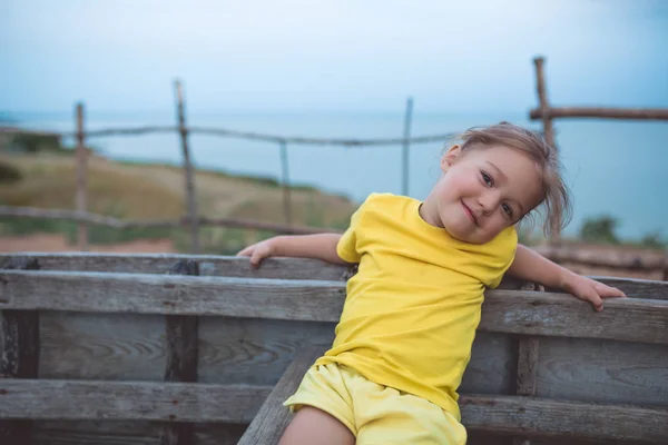 Portrét Šťastná Dívka Sedící Staré Lodi Letní Večer — Stock fotografie