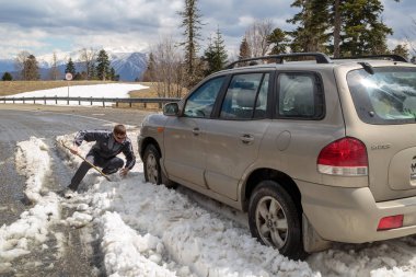 Adıge, Rusya, 05 Mayıs 2015: araba yalnız bir yolda dağlarda kar stuck