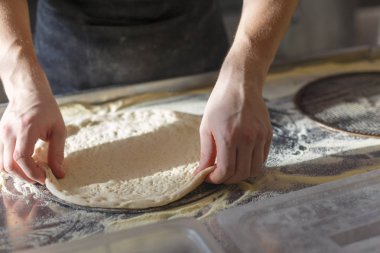 Baker bir Restoran mutfağında bir üs Pizza yapılan