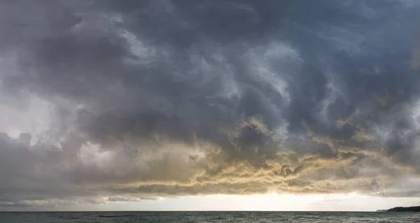 Beaux Nuages Plomb Devant Une Tempête Mer Coucher Soleil Panorama — Photo