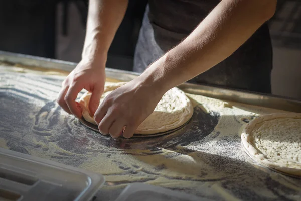 Пекарь Формирует Круглую Базу Приготовления Пиццы — стоковое фото