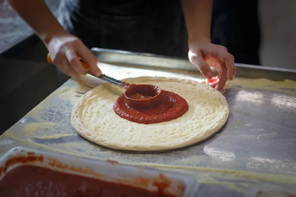 Пекарь Размазывает Основание Пиццы Томатным Соусом Кухне Ресторане — стоковое фото
