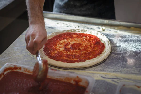 Baker Enduit Base Pizza Avec Sauce Tomate Dans Cuisine Restaurant — Photo