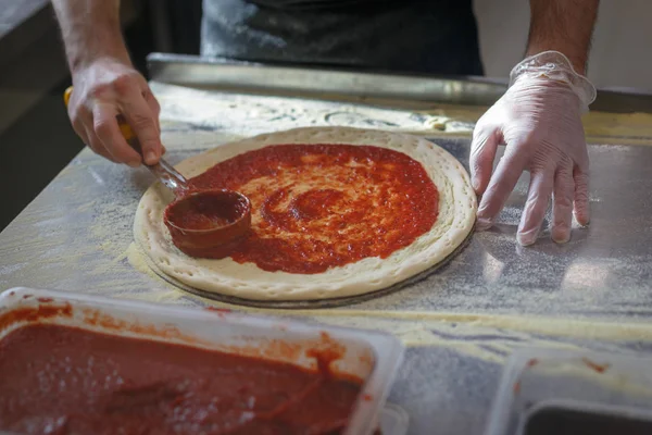 Пекарь Распространяет Основание Пиццы Томатным Соусом — стоковое фото