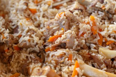 Asya pilavı kahverengi pirinç, adet kuzu güveç, havuç, sarımsak ve diğer baharatlar. Yakın çekim