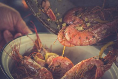 Karides Sos ve sarımsak ile bir pan bir tencereye aktarılır