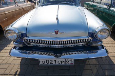 Rusya, Rostov-On-Don, 07 Ekim 2017: güzel mavi araba Gaz-21 Volga. Önden görünüm