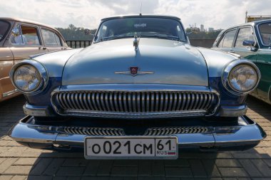 Rusya, Rostov-On-Don, 07 Ekim 2017: Vintage mavi araba Gaz-21 Volga. Önden görünüm
