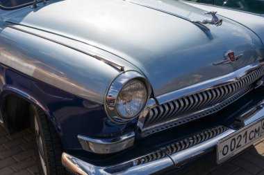 Rusya, Rostov-On-Don, 07 Ekim 2017: ön orta mavi renk araba Gaz-21 Volga yakın çekim parçası