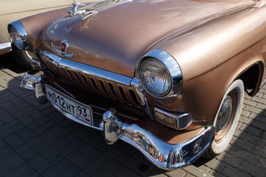 Rusya, Rostov-On-Don, 07 Ekim 2017: ön hafif kahverengi renk araba Gaz-21 Volga parçası