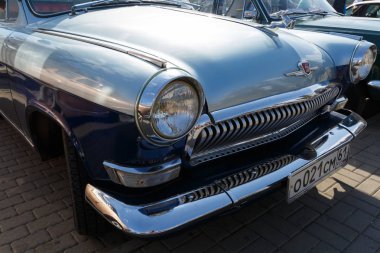 Rusya, Rostov-On-Don, 07 Ekim 2017: ön orta mavi renk araba Gaz-21 Volga parçası