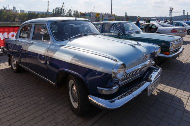 Rusya, Rostov-On-Don, 07 Ekim 2017: güzel araba Gaz-21 Volga mavi renk. Taraftan genel görünümü