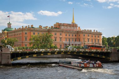 Rusya, Saint-Petersburg, 30 Mayıs 2018: güneşli bahar gününde Panteleymonovsky köprü ve Mikhailovsky kale görünümü