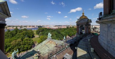 Rusya, Saint-Petersburg, 31 Mayıs 2018: St. Isaac's Katedrali üzerinde tarihi merkezi St Petersburg çatısı ve setin bir bahar gününde Neva Nehri'nin panoramik görünüm
